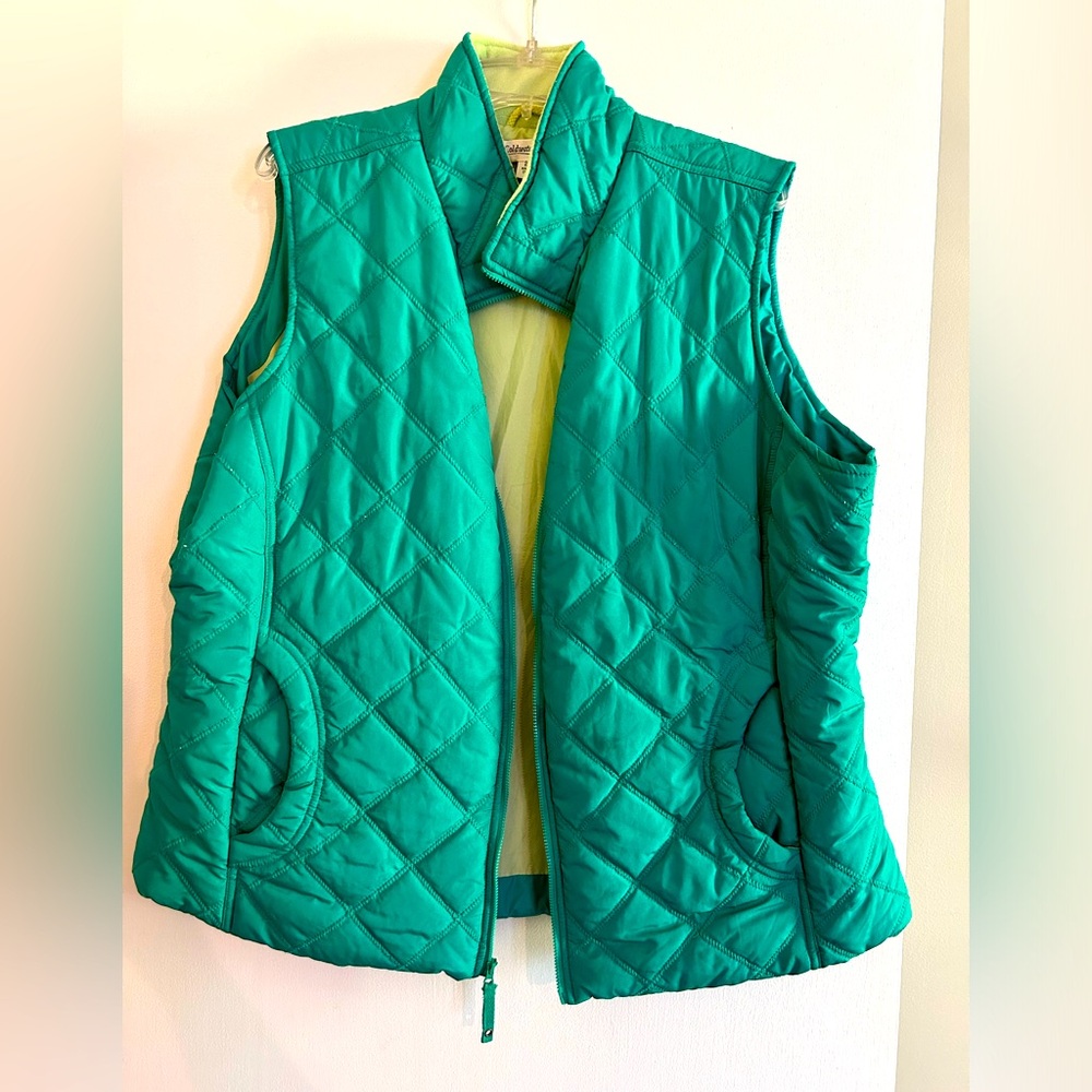 Quilted vest with zipper - green with lighter green lining.